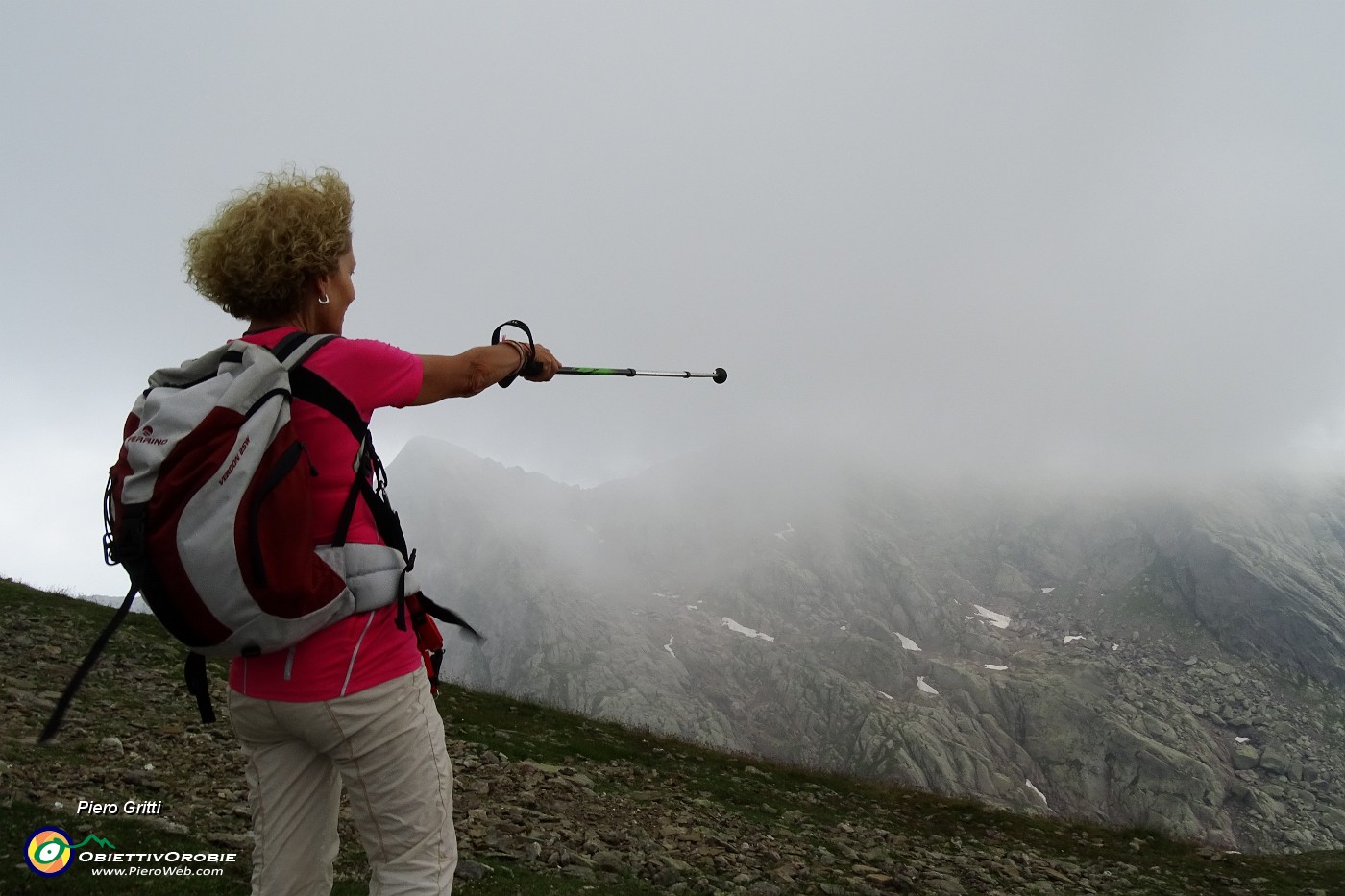 71 Bocchetta Paradiso...il Tre Signori nella nebbia.JPG